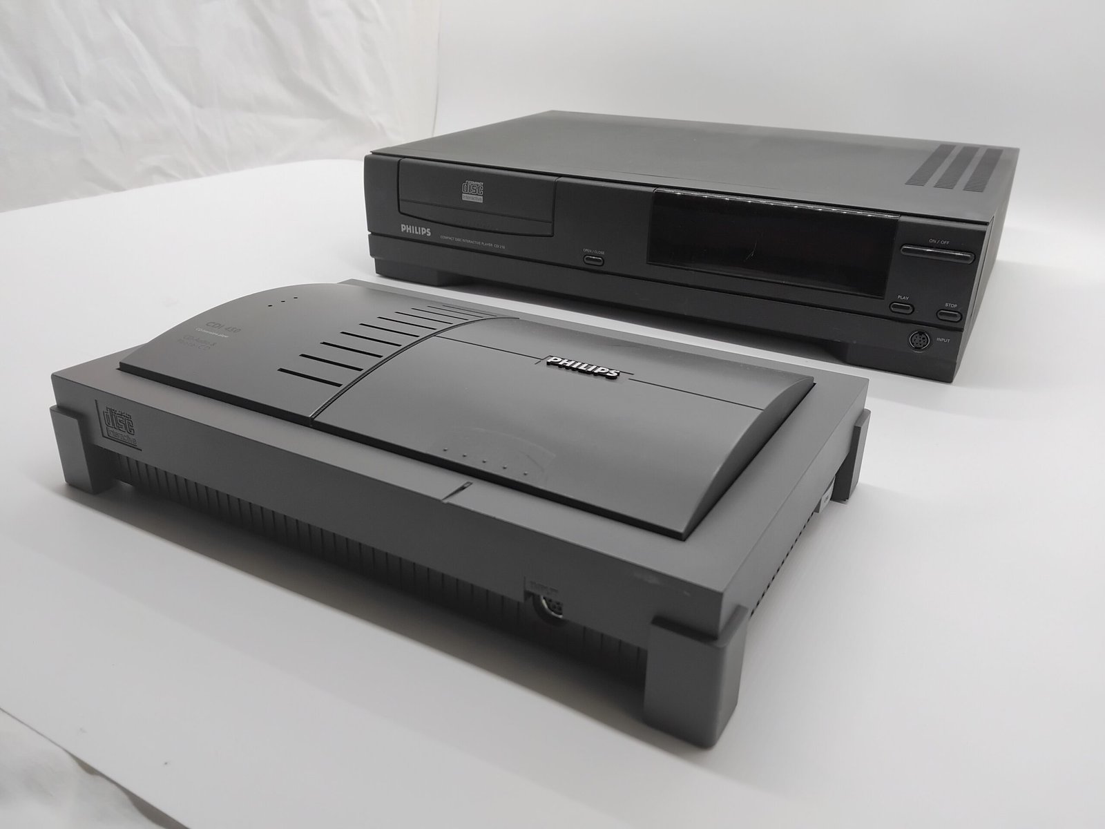 Consoles CD-i Philips 450 et 210.