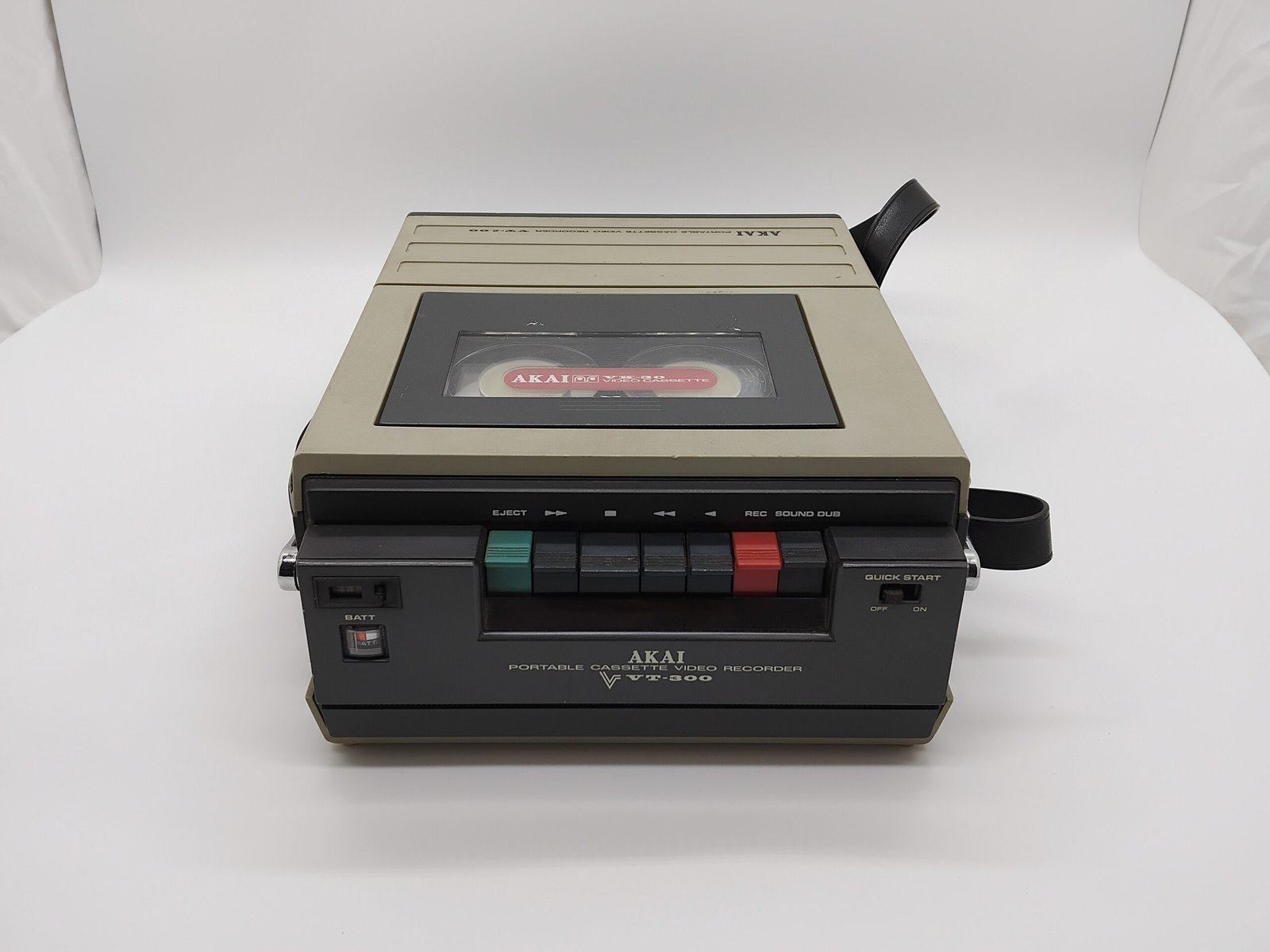 Le magnétoscope VT-300 avec une cassette VK à l'intérieur.