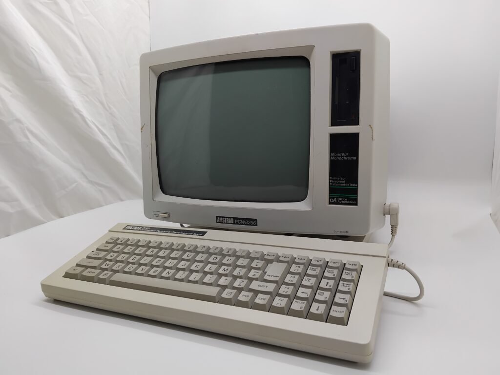 L'Amstrad PCW 8256 est un grand succès pour Amstrad.